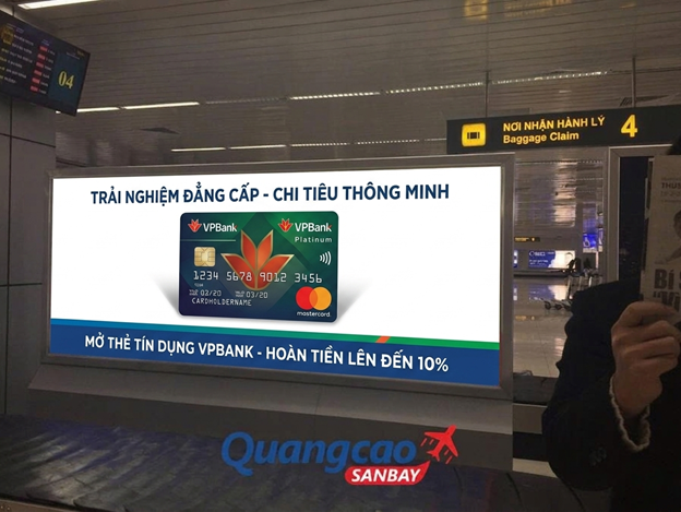 Quảng cáo sân bay cho thẻ tín dụng trên biển hộp đèn