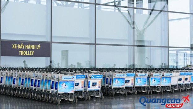 Quảng cáo sân bay cho thẻ tín dụng trên xe đẩy hành lý