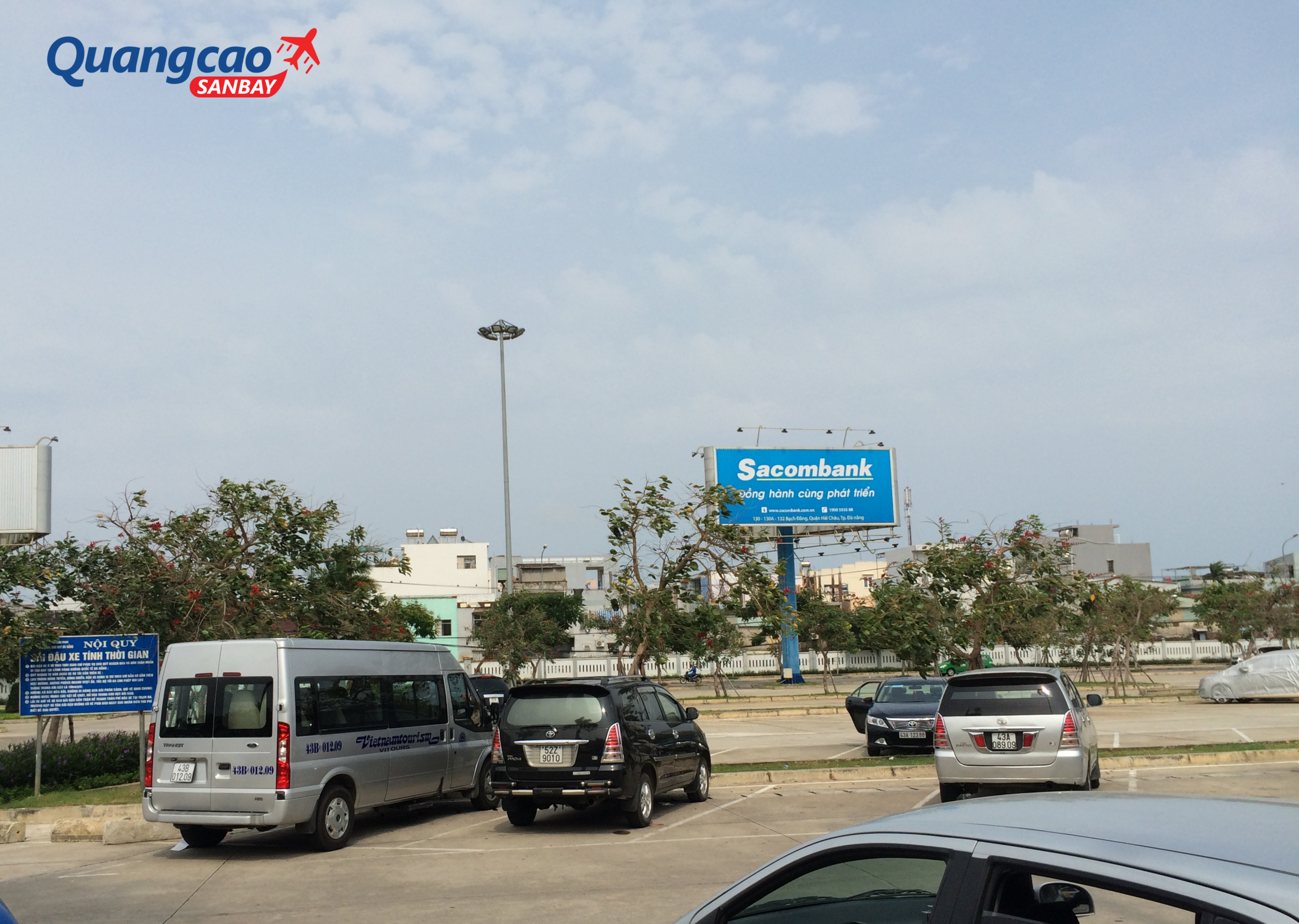 Quảng cáo tại khu vực bãi đỗ xe của sân bay