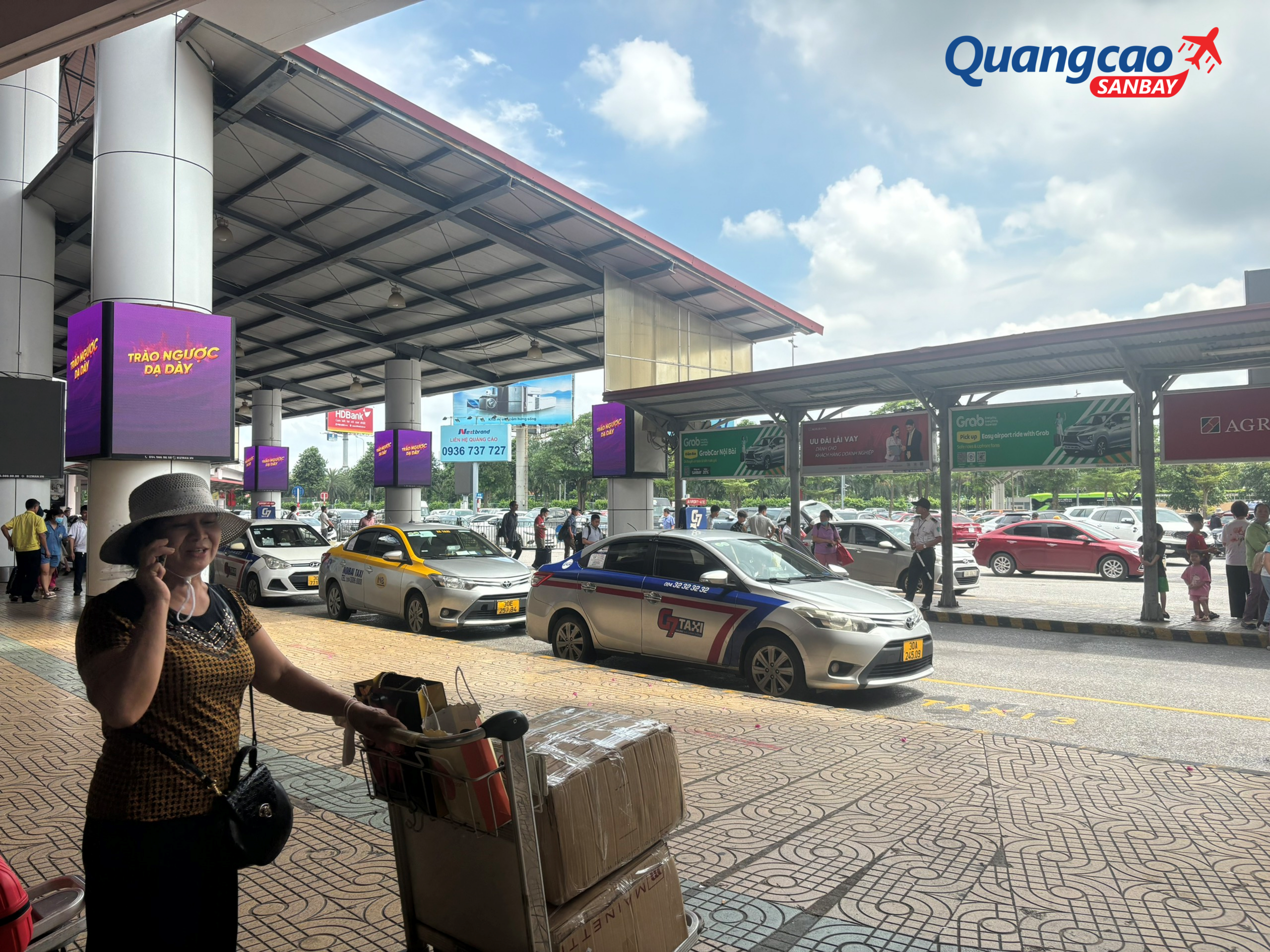 Quảng cáo tại khu vực công cộng chờ đón xe