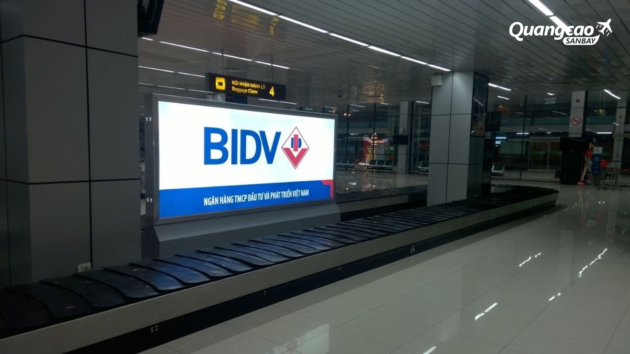 Quảng cáo biển tĩnh tại sân bay