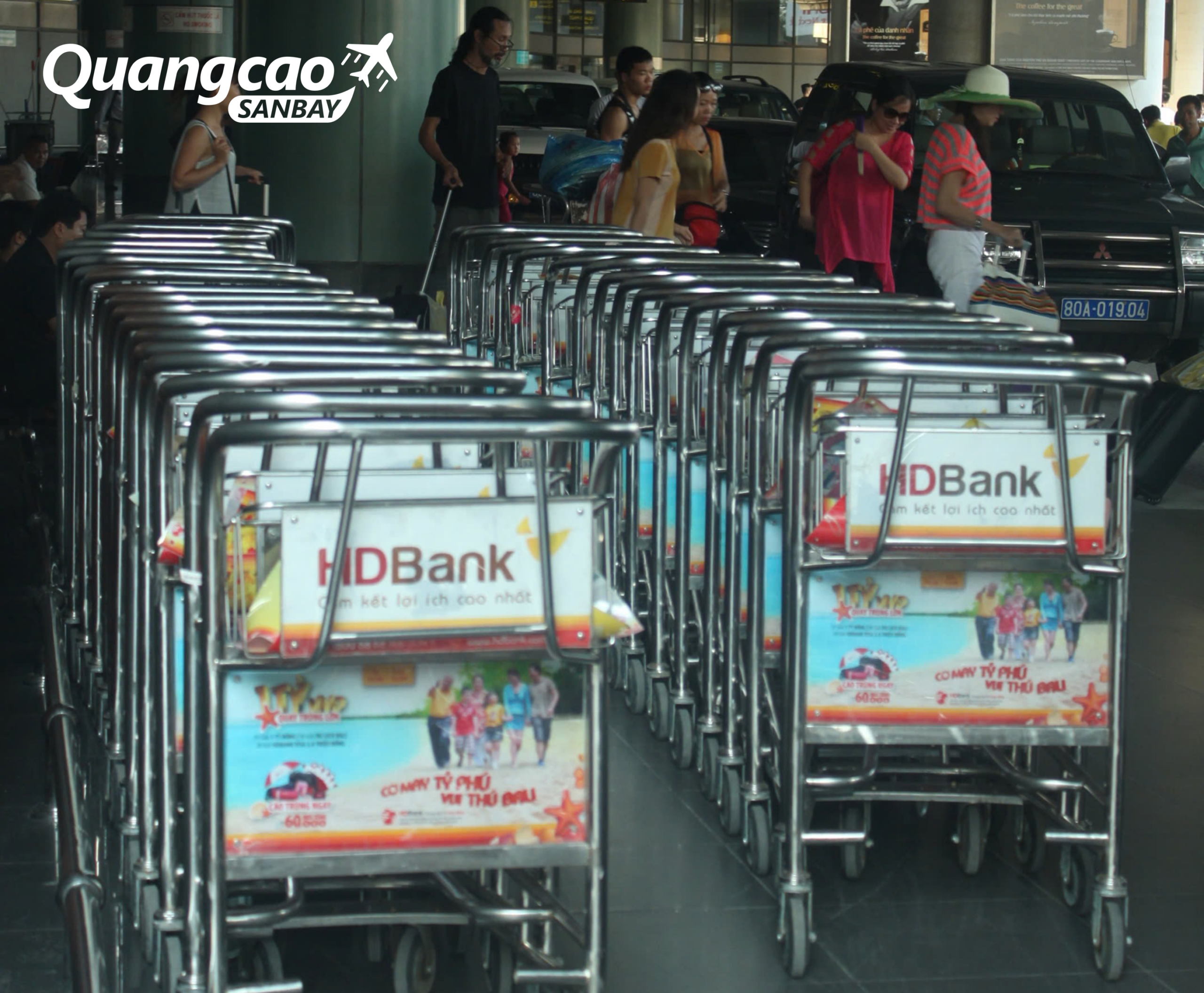 Quảng cáo trên xe đẩy hành lý tại sân bay