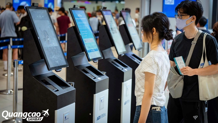 Quy trình làm thủ tục hàng không tự động tại Sân bay Nội Bài.