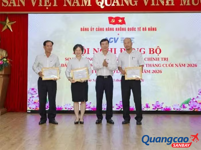 Bí thư Đảng ủy, Giám đốc Cảng HKQT Đà Nẵng Phan Kiều Hưng trao giấy khen cho 3 tập thể có thành tích xuất sắc trong 6 tháng đầu năm 2026.