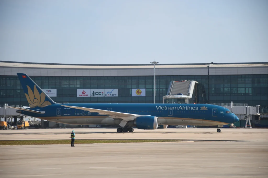 Ngày 19/12/2025, hãng hàng không Vietnam Airlines đã thực hiện chuyến bay chính thức đầu tiên tại sân bay Long Thành.
