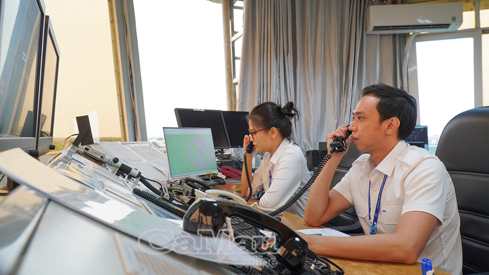 Kiểm soát viên theo dõi, đánh giá dữ liệu từ Trạm Radar thứ cấp Cà Mau trong quá trình bay hiệu chuẩn.